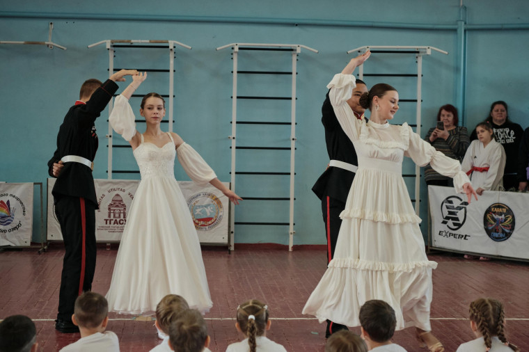 В ритме вальса.